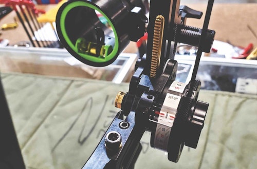 Sight set up is performed by sighting at 20 yards and 60 yards, and then subtracting the two corresponding numbers to select the correct tape.